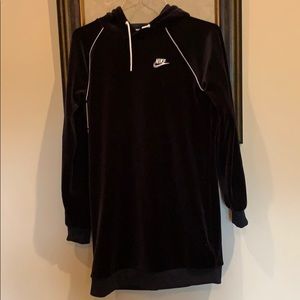 Women’s velour long hooded top